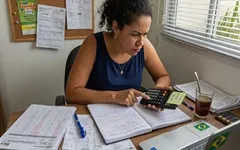 Erros financeiros comuns que atrasam sua vida mesmo quando você se esforça