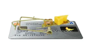 Cartão de crédito cortado ao meio