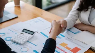 Pessoa apontando para um gráfico simples de investimento